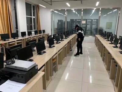 計算機學院學生黨員開展志愿服務活動，用專業技能服務師生